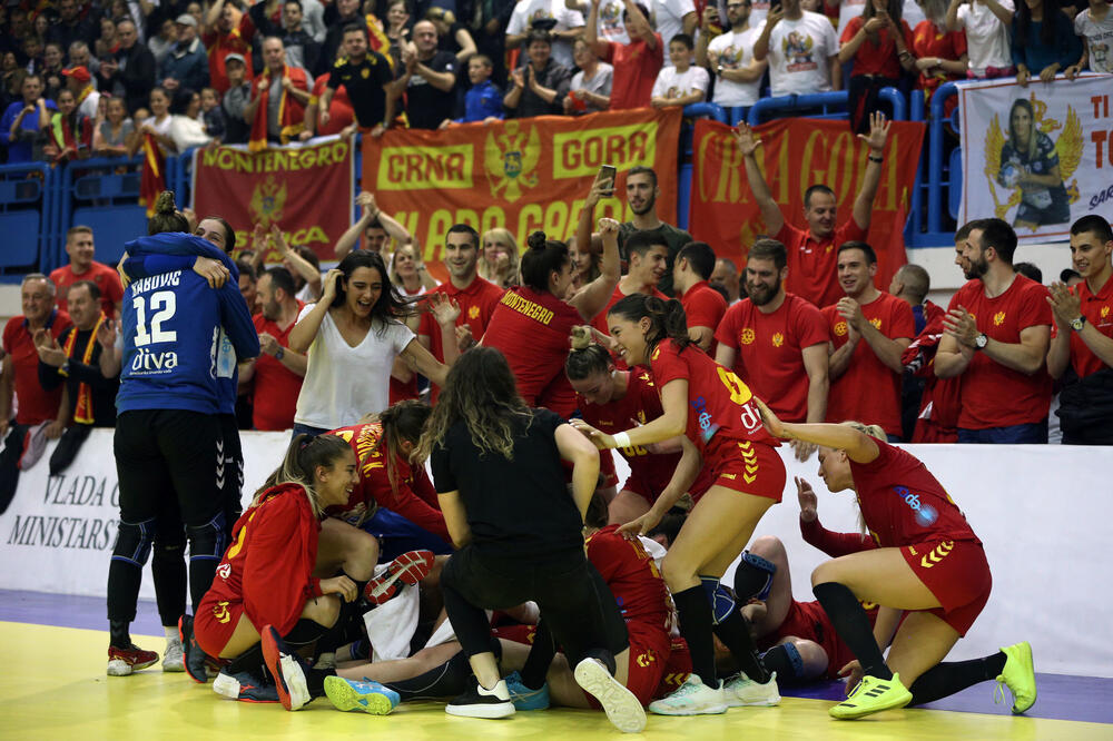 Slavlje crnogorskih rukometašica nakon plasmana na SP, Foto: Filip Roganović