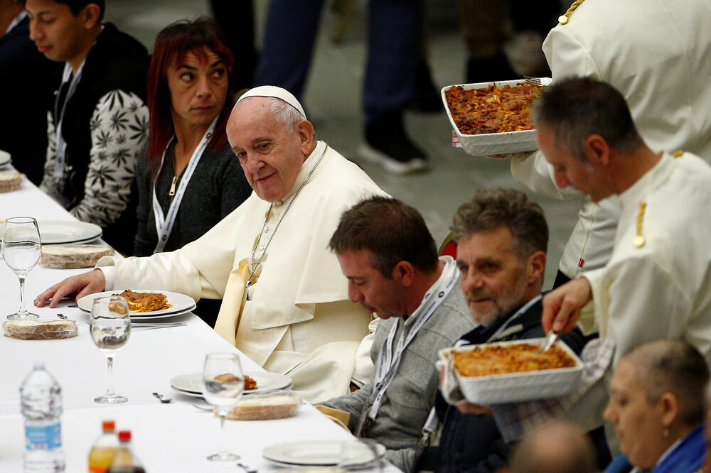 Papa Franjo na ručku sa siromašnima, Foto: Reuters
