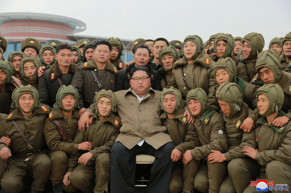 Kim sa sjevernokorejskim vojnicima, Foto: KCNA/Reuters