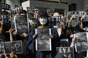 Hongkong: Zabrana maski neustavna