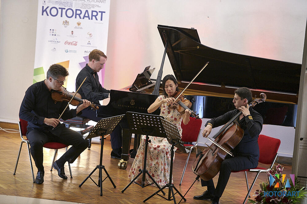 Roman i prijatelji, Foto: Duško Miljanić