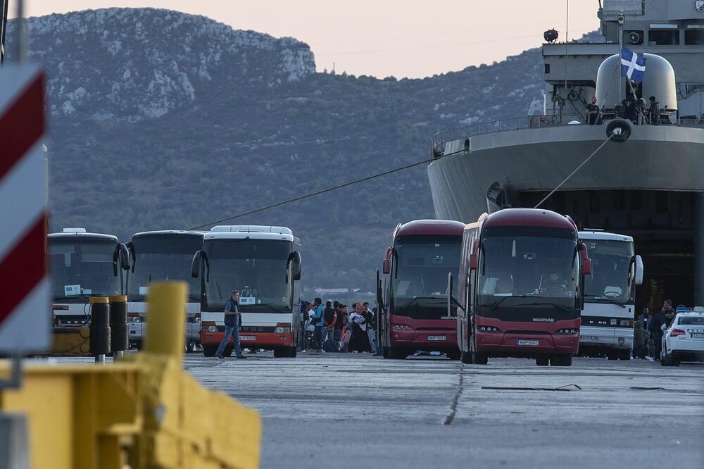 Autobusi kojima se prevoze migranti, Foto: Beta-AP