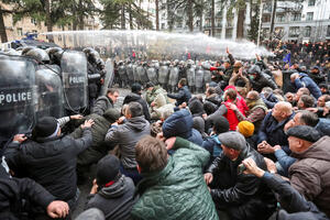 FOTO Haos u Tbilisiju: Hapšenja, suzavac, vodeni top