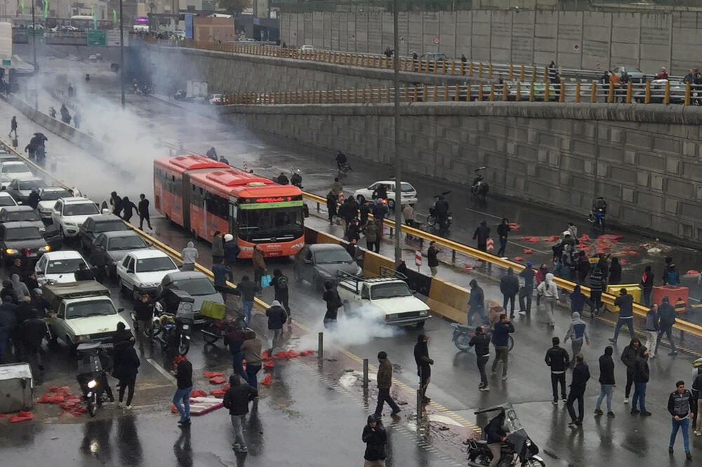 Protest u Iranu zbog poskupljenja goriva, Foto: Reuters