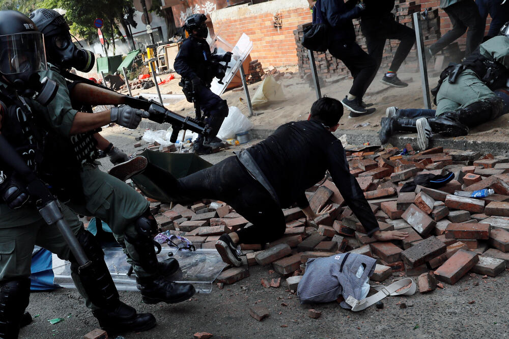 Policija hapsi demonstrante koji pokušavaju da napuste zgradu univerziteta, Foto: Reuters