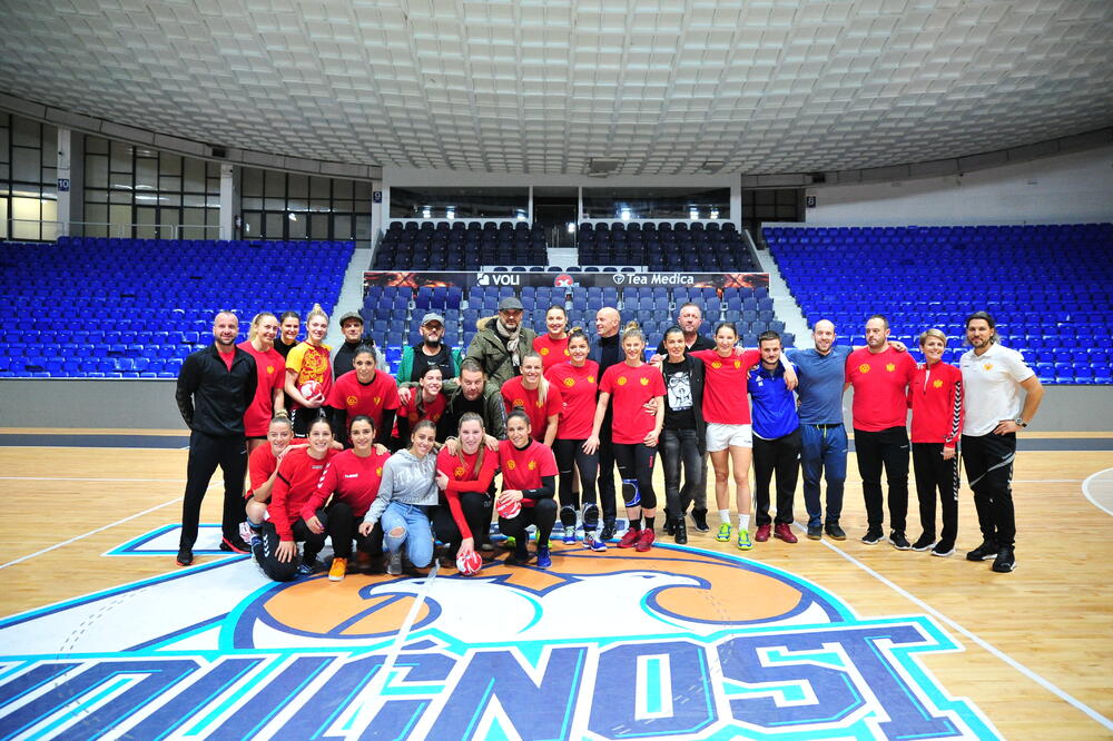 Rukometašice Crne Gore, stručni štab i članovi organizacije „The Books of Knjige” pred početak treninga, Foto: Stefan Ivanović