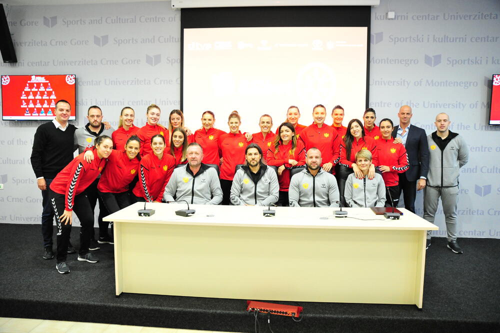 Rukometašice Crne Gore na današnjoj pres konferenciji, Foto: RSCG/Stefan Ivanović