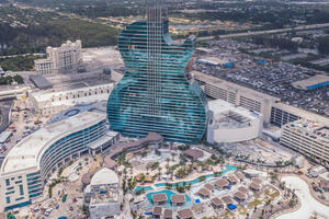 Otvoren luksuzni hotel u obliku gitare