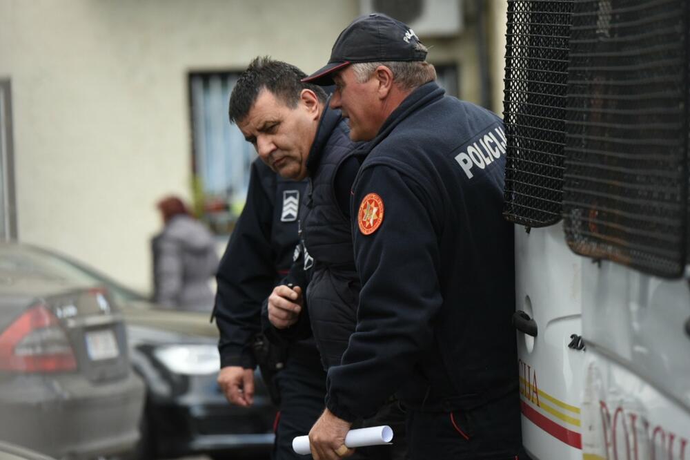 Privođenje jednog od osumnjičenih, Foto: Savo Prelević