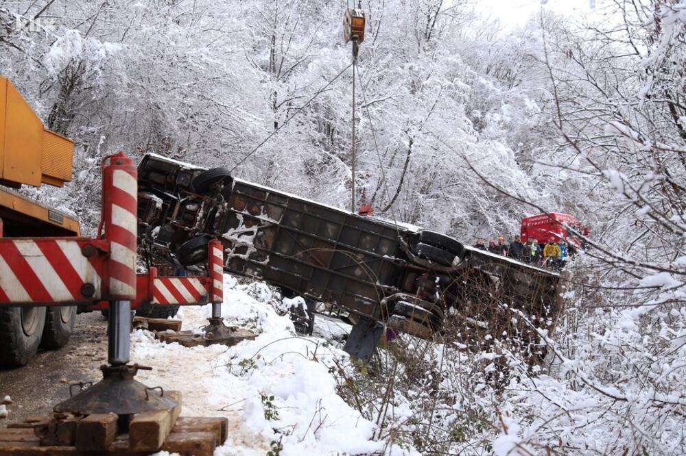 Izvlačenje autobusa iz provalije nakon nesreće, Foto: Feđa Krvavac/Klix.ba