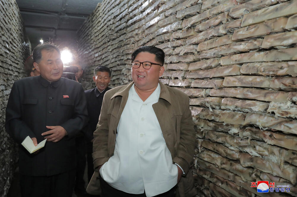 Sjevernokorejski lider Kim Džong Un u posjeti fabrici za preradu ribe, Foto: Reuters