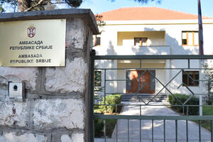 Djeci iz deset crnogorskih porodica po 500 eura od Ambasade Srbije
