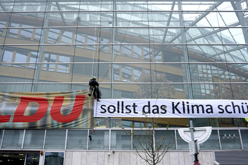 Aktivisti na ulazu u sjedište CDU, Foto: AP
