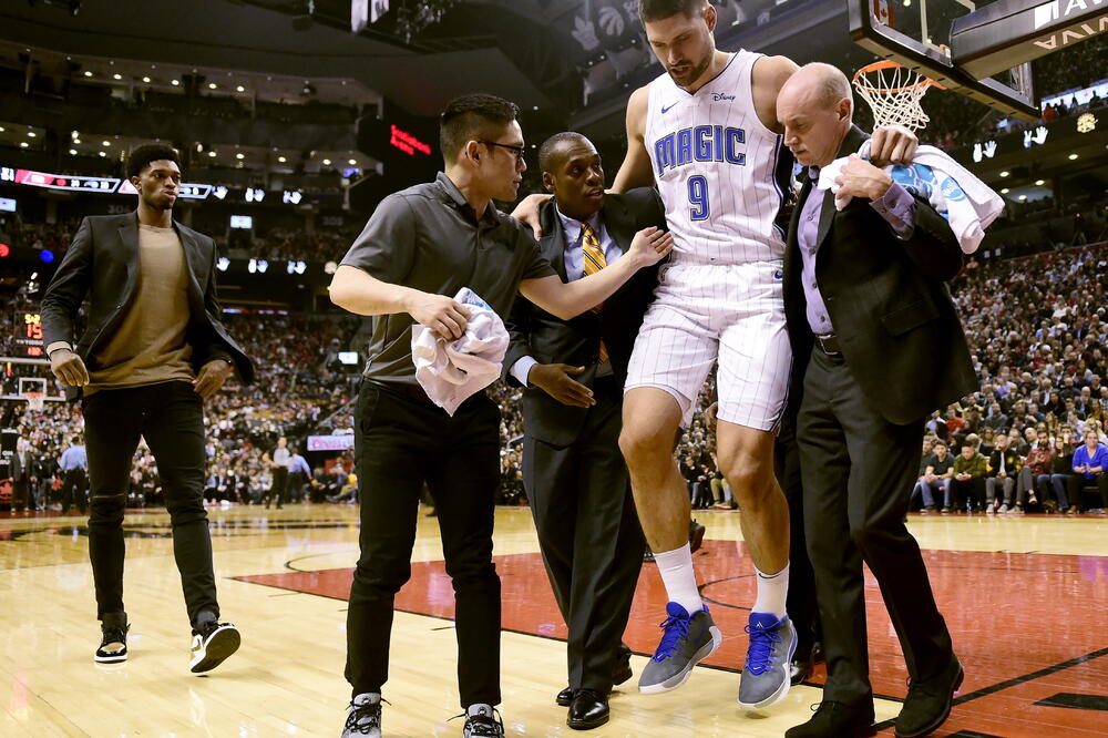 Nikola Vučević nije mogao da ide, pa je iznijet sa terena, Foto: Beta/AP