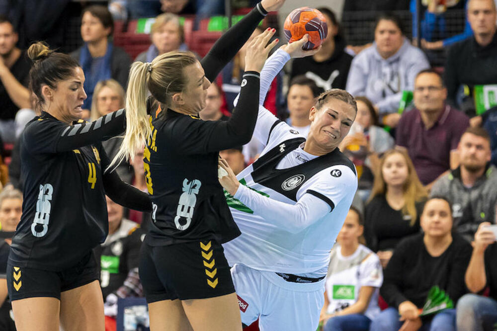 Jovanka Radićević i Andrea Klikovac zaustavljaju Juliju Benke, Foto: Marco Wolf/dhb.de