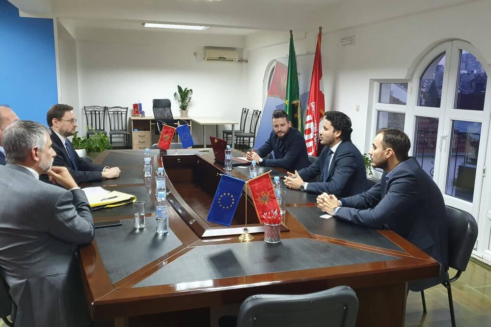 Sa sastanka, Foto: URA