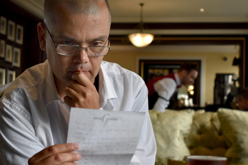 Martin Hopli u Najts baru u centru Londona, gde voli da piše odgovore na najosetljivija pisma koja primi, Foto: BBC