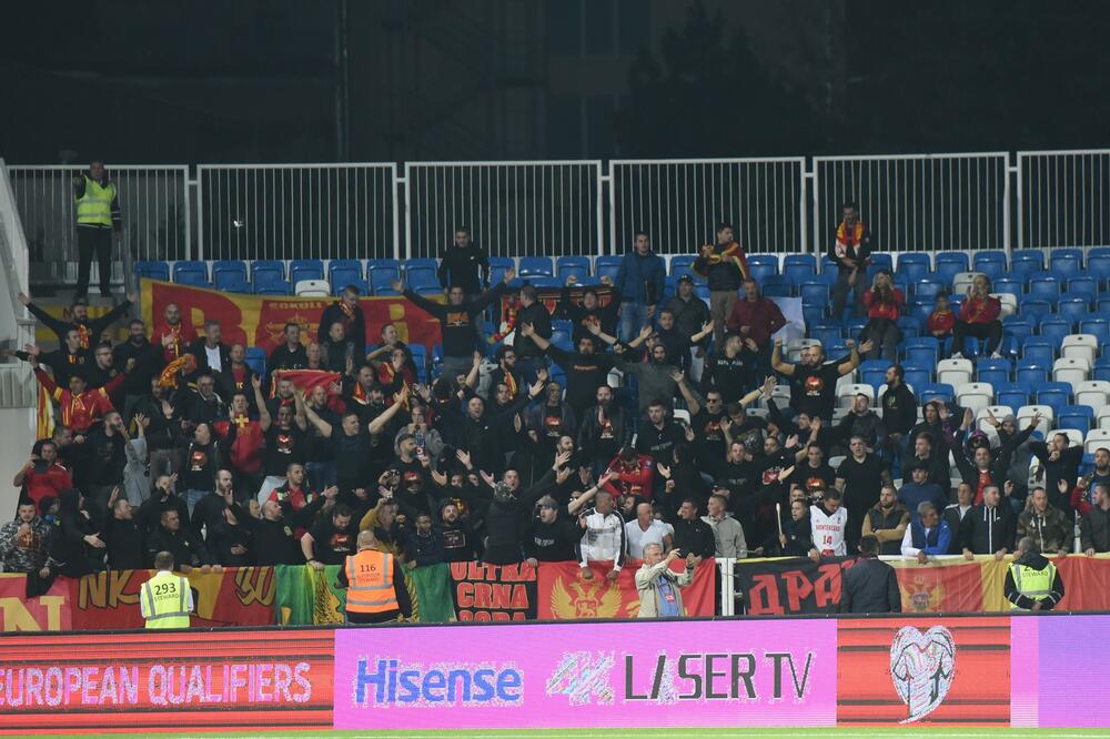 Crnogorski navijači na meču u Prištini, Foto: Savo Prelević