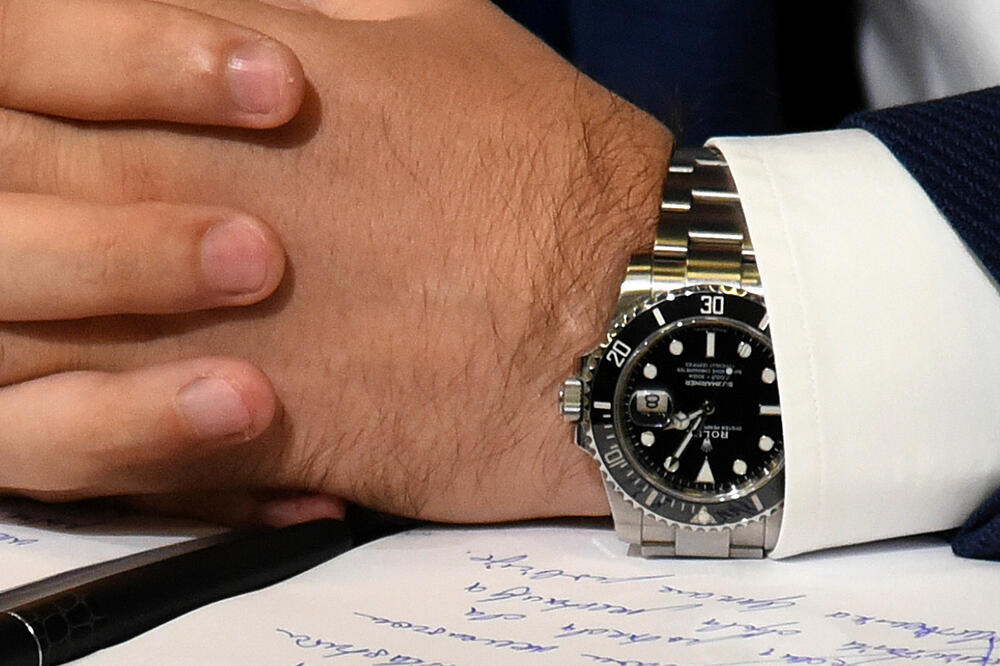 Sat na ruci pomoćnika direktora Uprave policije, Enisa Bakovića, Foto: Boris Pejović