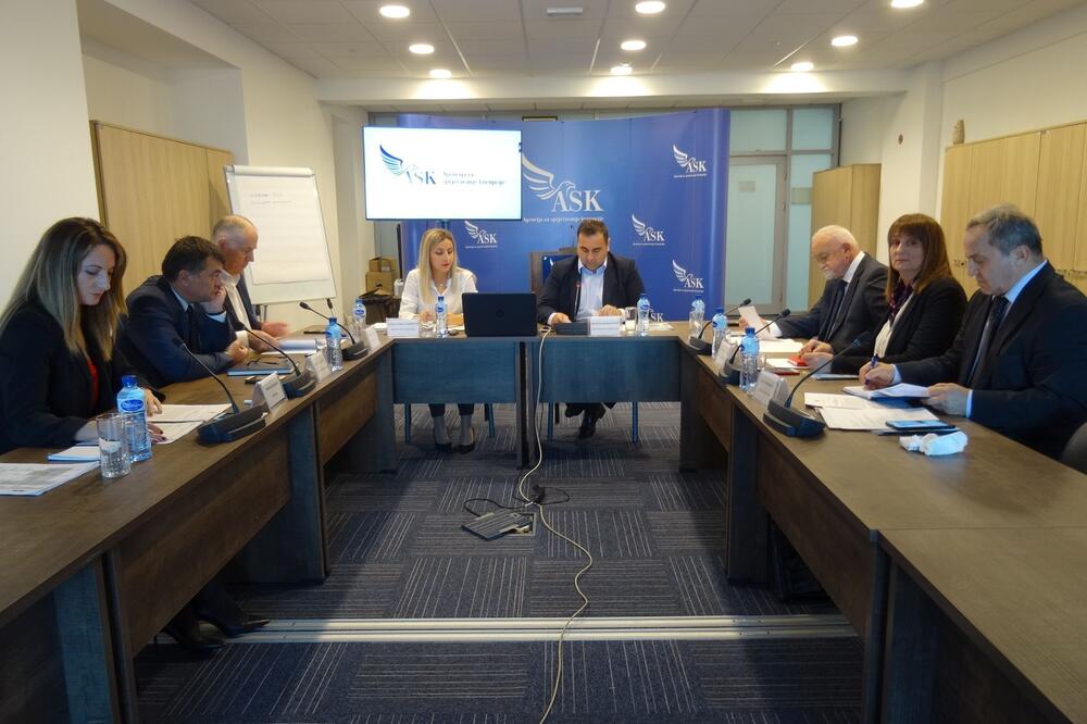 Mićunović (lijevo) sa saradnicima na sjednici Savjeta Agencije, Foto: Anitkorupcija.me