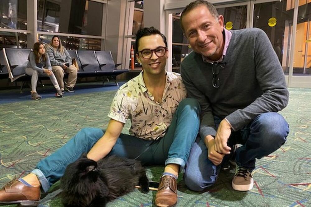 Viktor (lijevo) ponovo sa mačkom