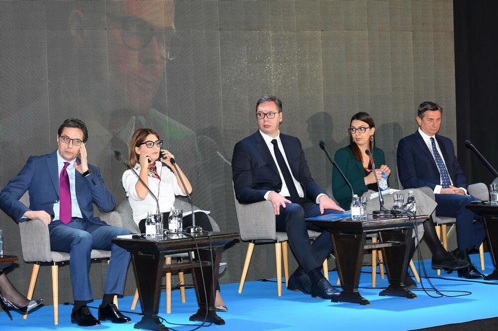 Pendarovski (skroz lijevo) na četvrtom Regionalnom forumu mladih lidera, Foto: AP