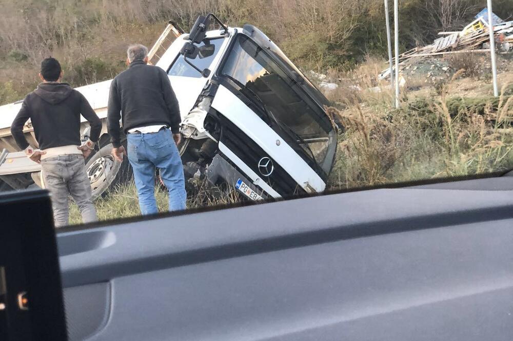 Kamion sletio u jarak, Foto: Čitalac "Vijesti"