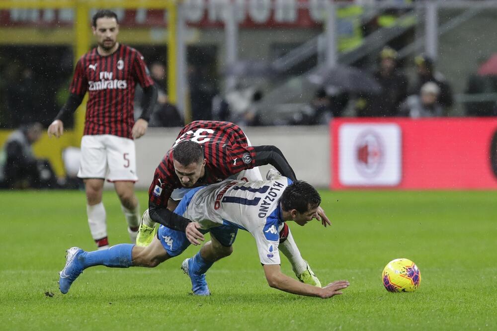 Duel Krunića iz Milana i Napolijevog Losana, Foto: Beta/AP