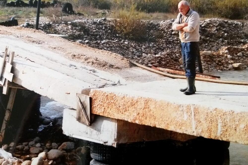 Vulanović na oštećenom mostu, Foto: Privatna arhiva