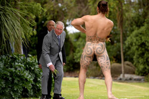 FOTO Princ Čarls na Novom Zelandu: Maorski ratnik ga ceremonijalno...