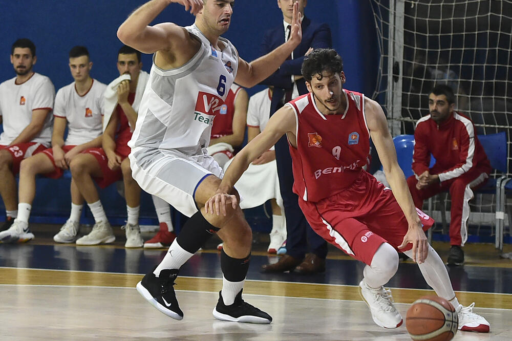 Mašan Vrbica (Lovćen) na meču protiv Studentskog centra, Foto: Saša Matić/KSCG