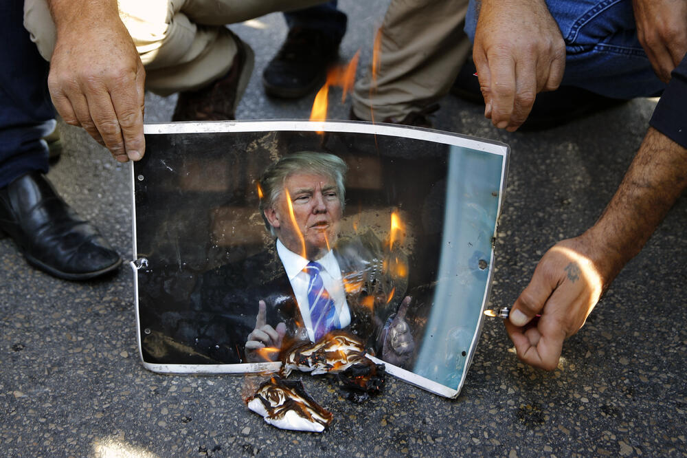 Demonstranti pale poster na kojem je američki predsjednik Donald Tramp, Foto: BETA/AP