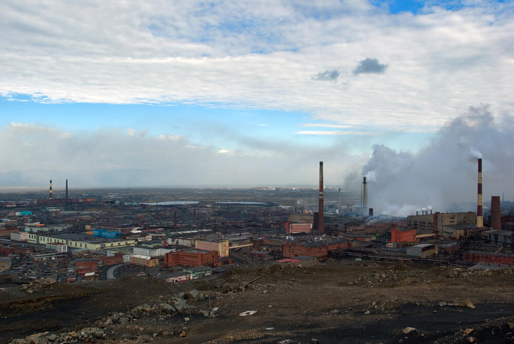 Noriljsk je jedan od najhladnijih, najzagađenijih i najdepresivnijih gradova u Rusiji u kojem živi oko 175 hiljada ljudi. Jedan je od najhladnijih gradova na svijetu, a njegovo stranovništvo zimi se bori protiv hladnoće koja može da bude i 55 stepeni ispod nule.