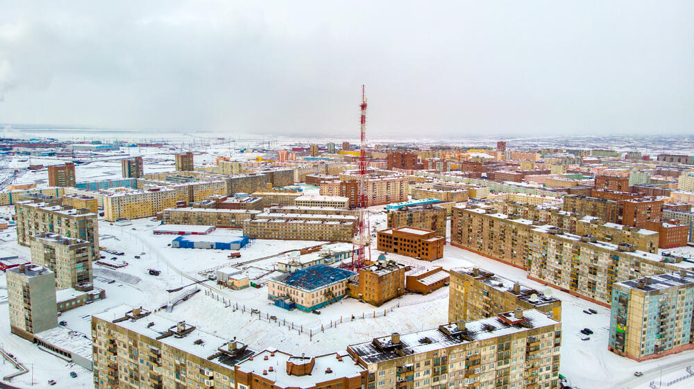 Noriljsk je jedan od najhladnijih, najzagađenijih i najdepresivnijih gradova u Rusiji u kojem živi oko 175 hiljada ljudi. Jedan je od najhladnijih gradova na svijetu, a njegovo stranovništvo zimi se bori protiv hladnoće koja može da bude i 55 stepeni ispod nule.