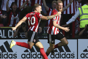 Spektakl na Bramal lejnu za remi dva Junajteda