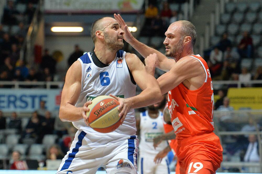 Ive Ivanov u duelu sa Markom Simonovićem, Foto: Zvonko Kucelin