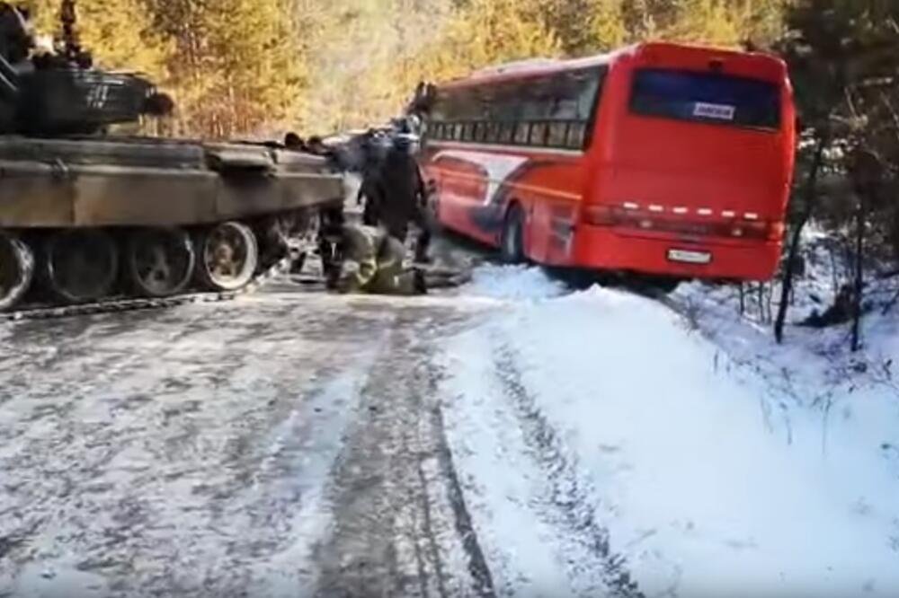Tenk izvlači autobus, Foto: Screenshot/Youtube