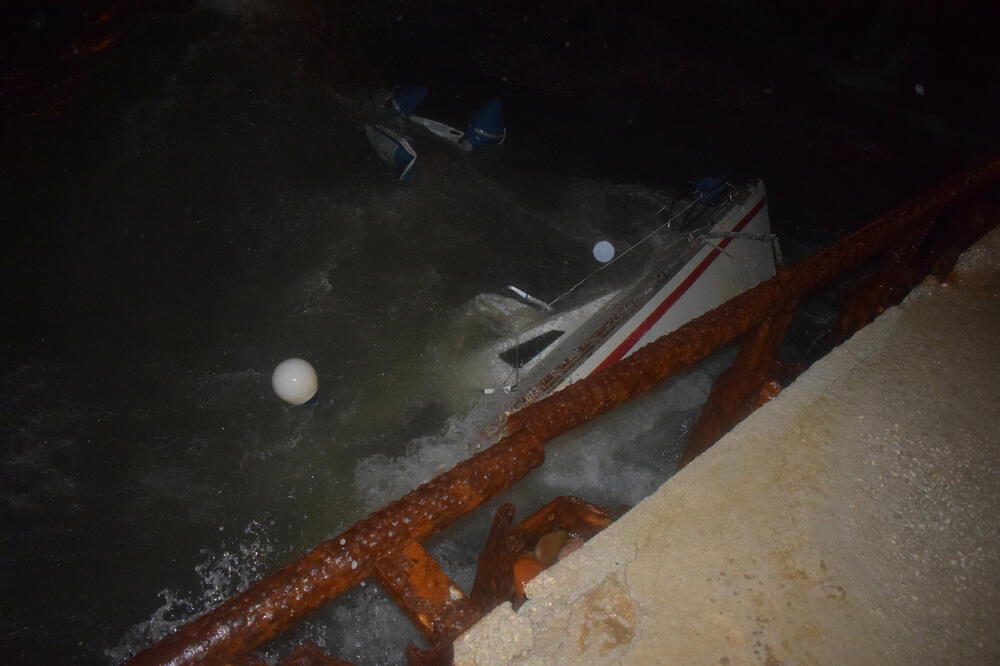 Usidreni čamac potonuo usljed oluja, dvoje ljudi poginulo, Foto: Reuters