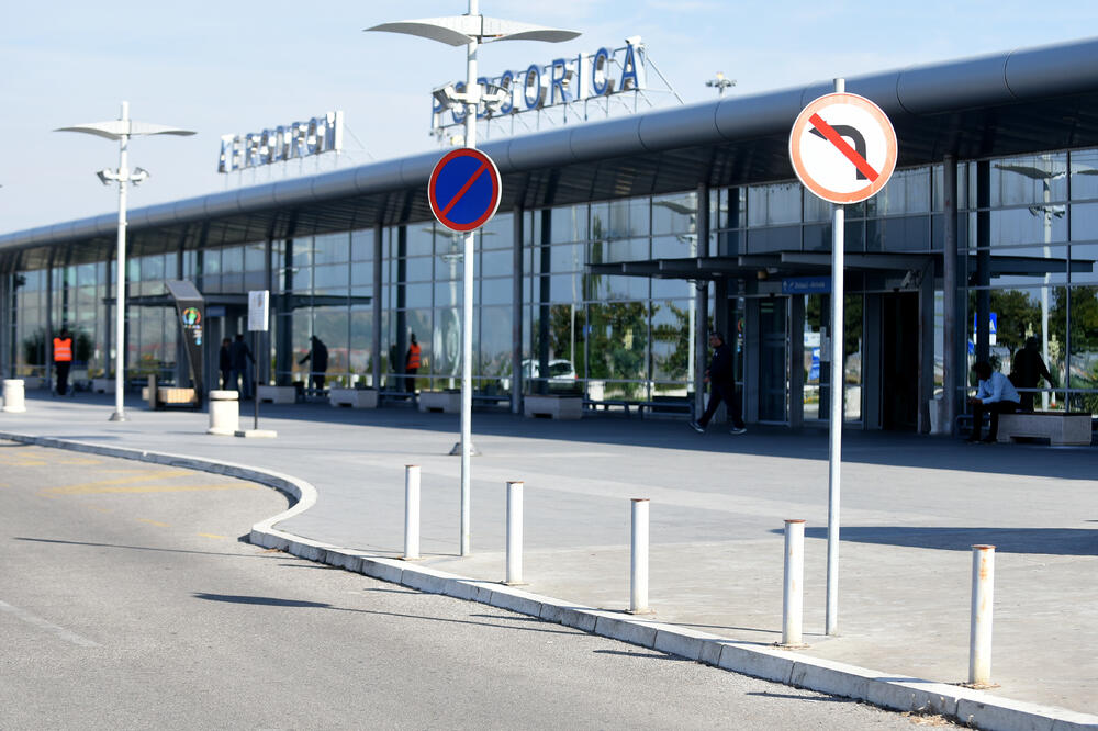 Zgarad aerodroma u Podgorici, Foto: Boris Pejović, Boris Pejović