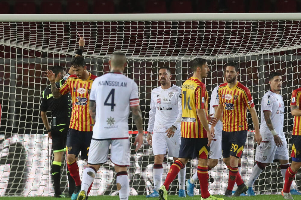 Sudija pokazuje crveni karton Kaćatoreu, Foto: Twitter