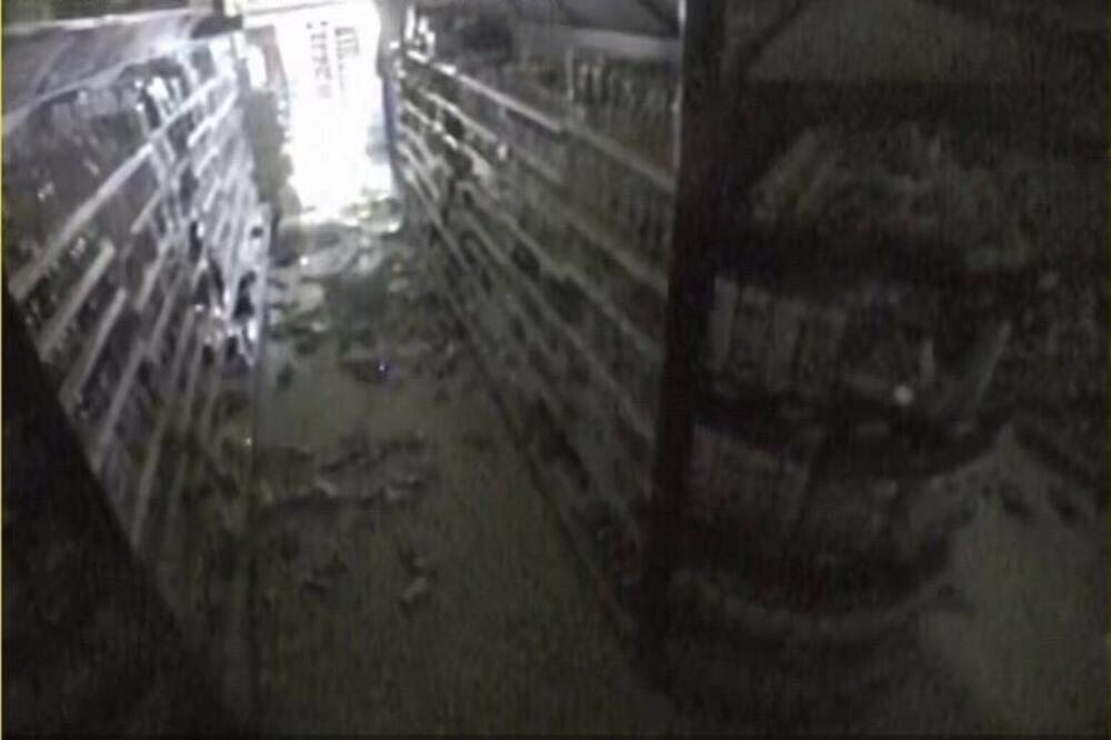 Oštećenje u prodavnici u Ulcinju, Foto: Twitter
