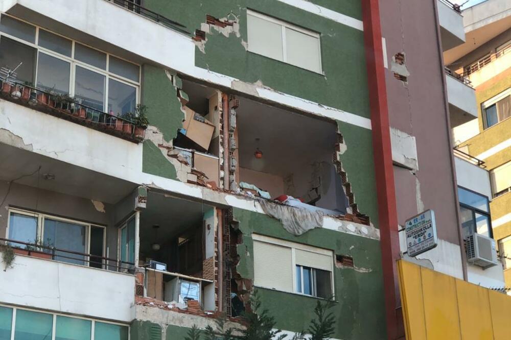 Velika šteta na zgradama u Draču, Foto: Čitalac "Vijesti"