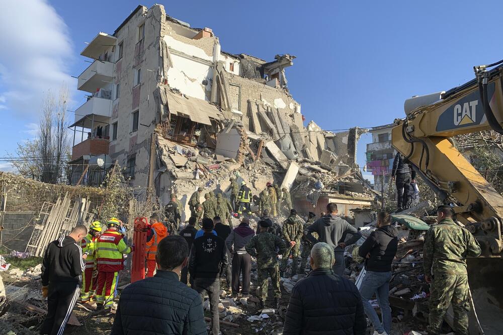 Najmanje 20 žrtava u razornim zemljotresima u Albaniji, Foto: AP/Visar Kryeziu
