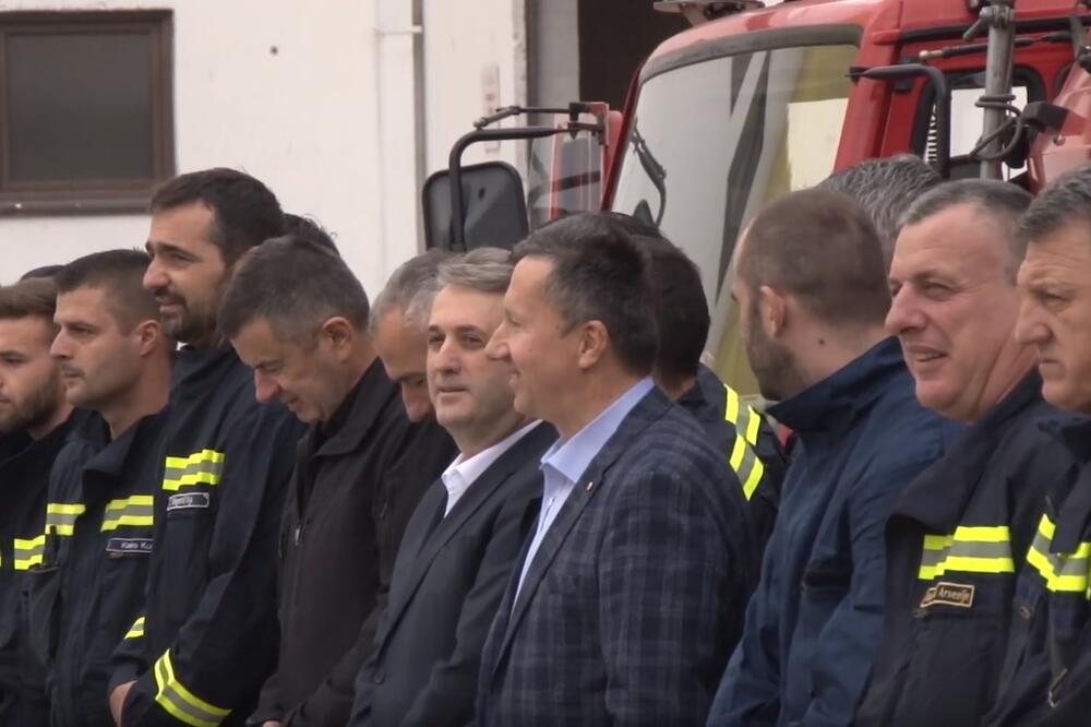 Nuhodžić danas sa vatrogascima, Foto: Siniša Luković