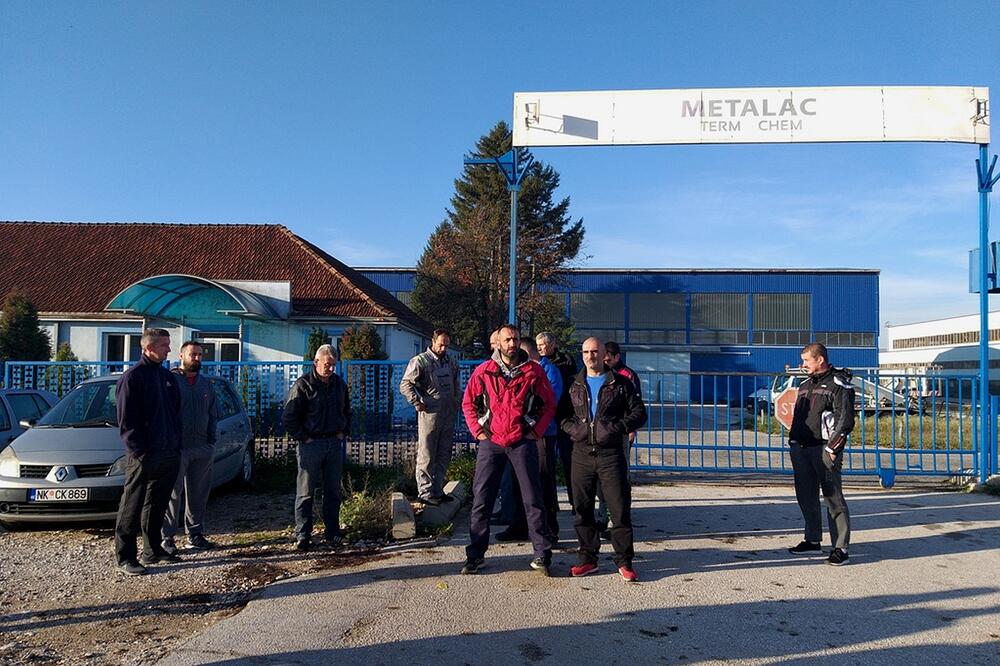 Radnici ispred ograde fabrike, Foto: Svetlana Mandić