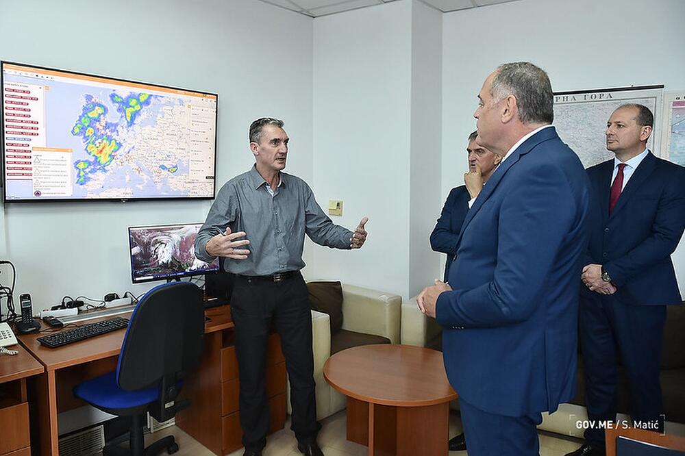 Simović u posjeti  Zavodu za hidrometeorologiju i seizmologiju, Foto: Gov.me