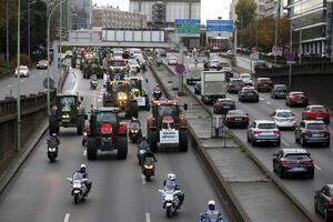 Farmeri traktorima blokirali Pariz (FOTO)