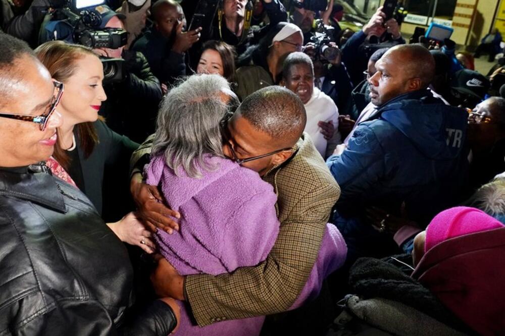 Majka je sačekala Čestnata na slobodi, Foto: AFP