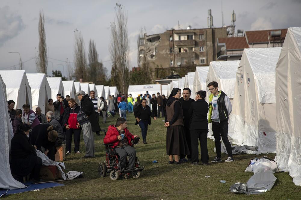 Mještani u šatorima na gradskom stadionu, Foto: AP