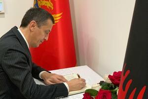 U Ambasadi Albanije otvorena Knjiga žalosti